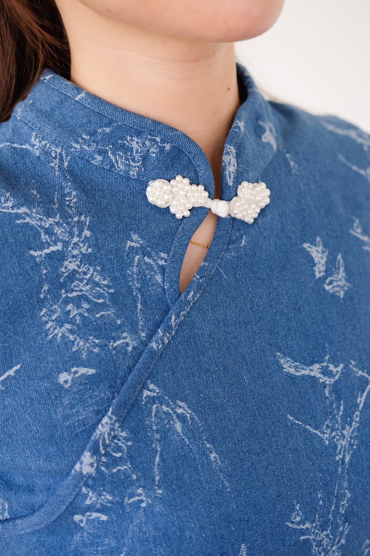 Jun Ru Floral Pearl Denim Cheongsam Set (Medium Blue)