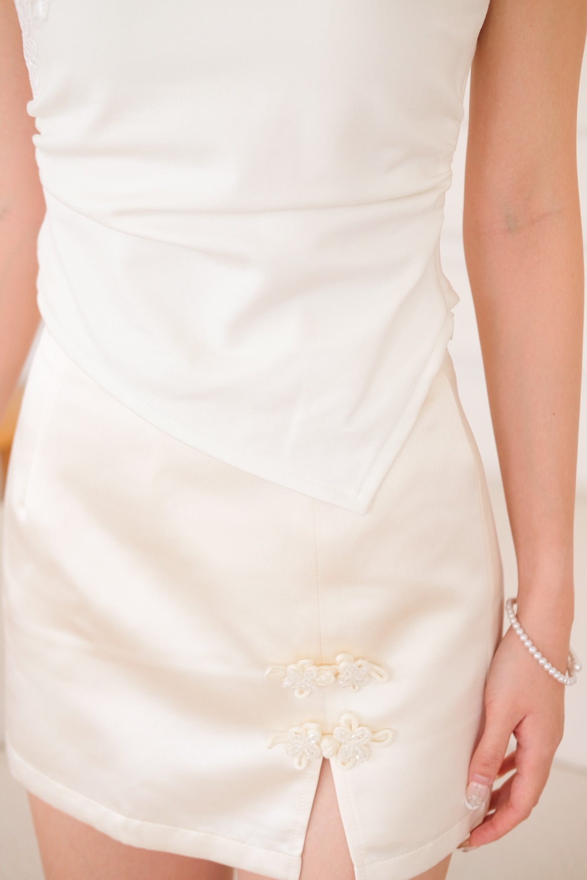 安逸 An Yi Basic Ruched Crop Top (White)