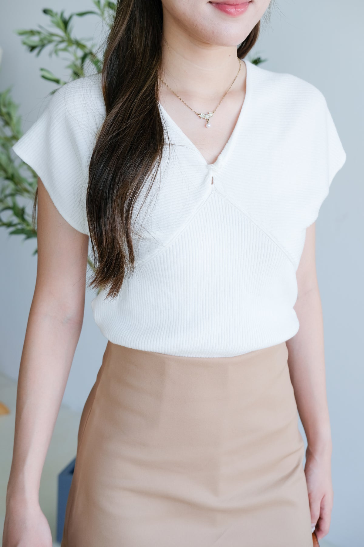 Elvie V Neckline Knit Top (White)