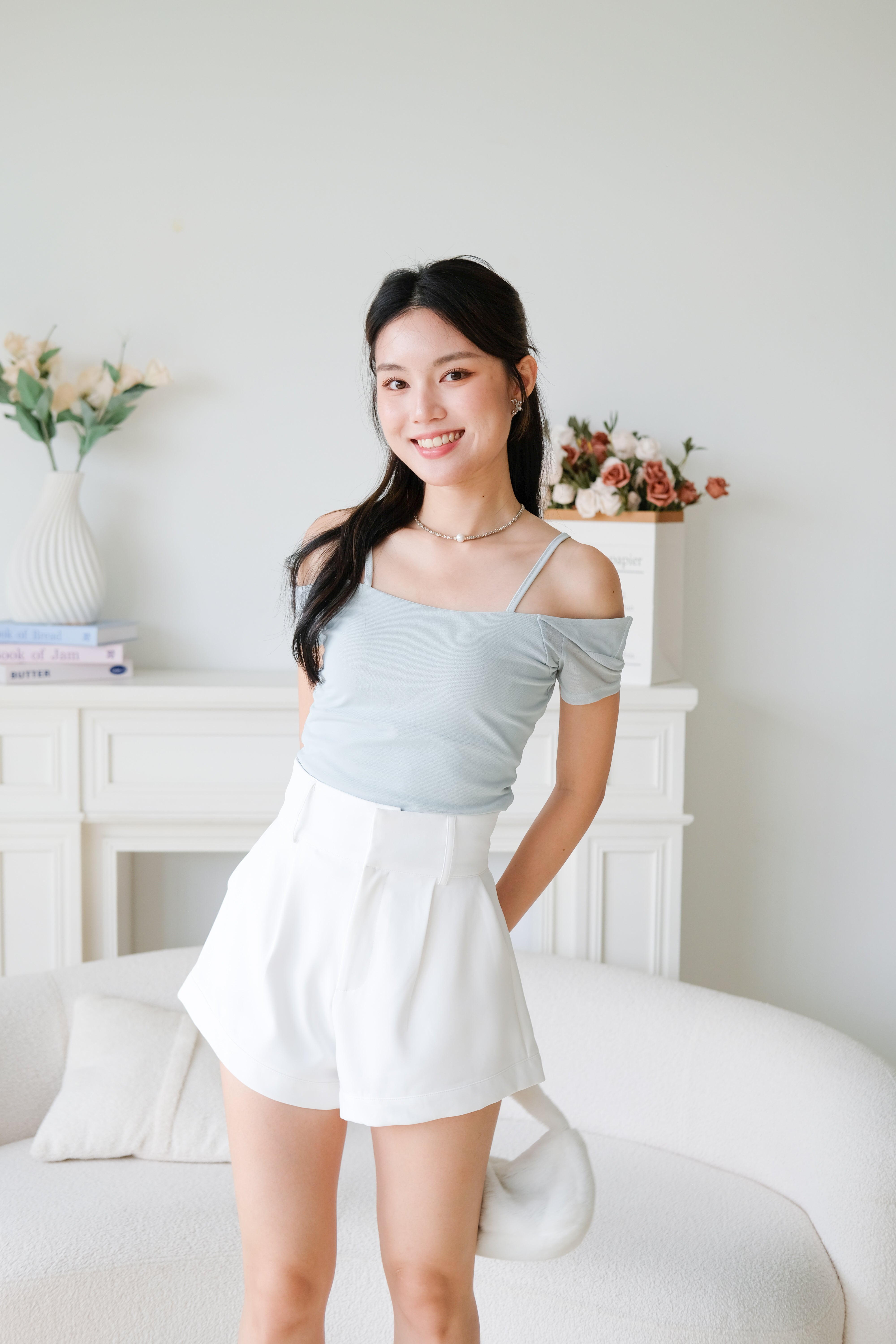 Bowie Curved Hem Basic Shorts (White)