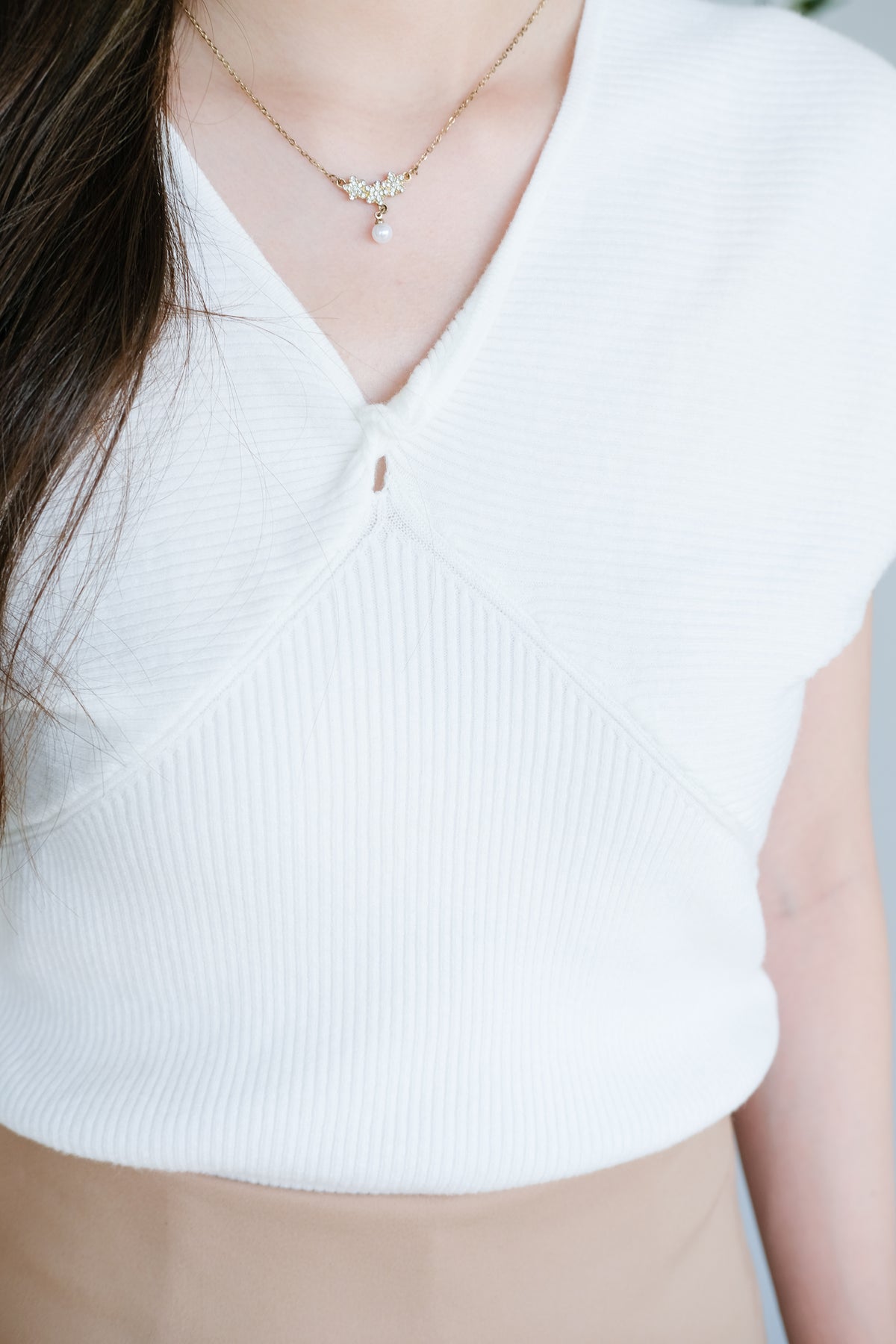 Elvie V Neckline Knit Top (White)