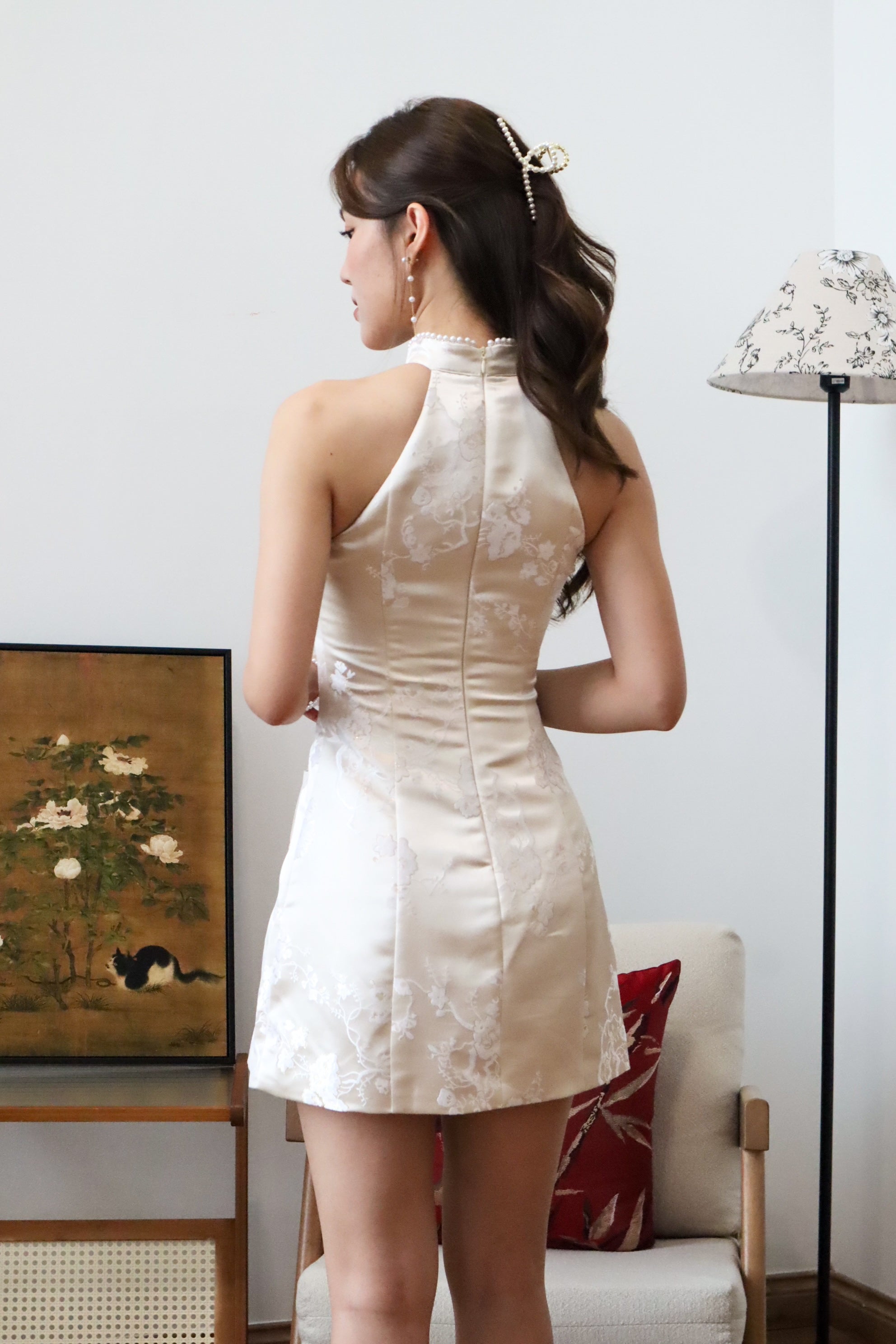 粉黛流光 Ethereal Blossom Mini Pearl Halter Cheongsam (Champagne Cream)