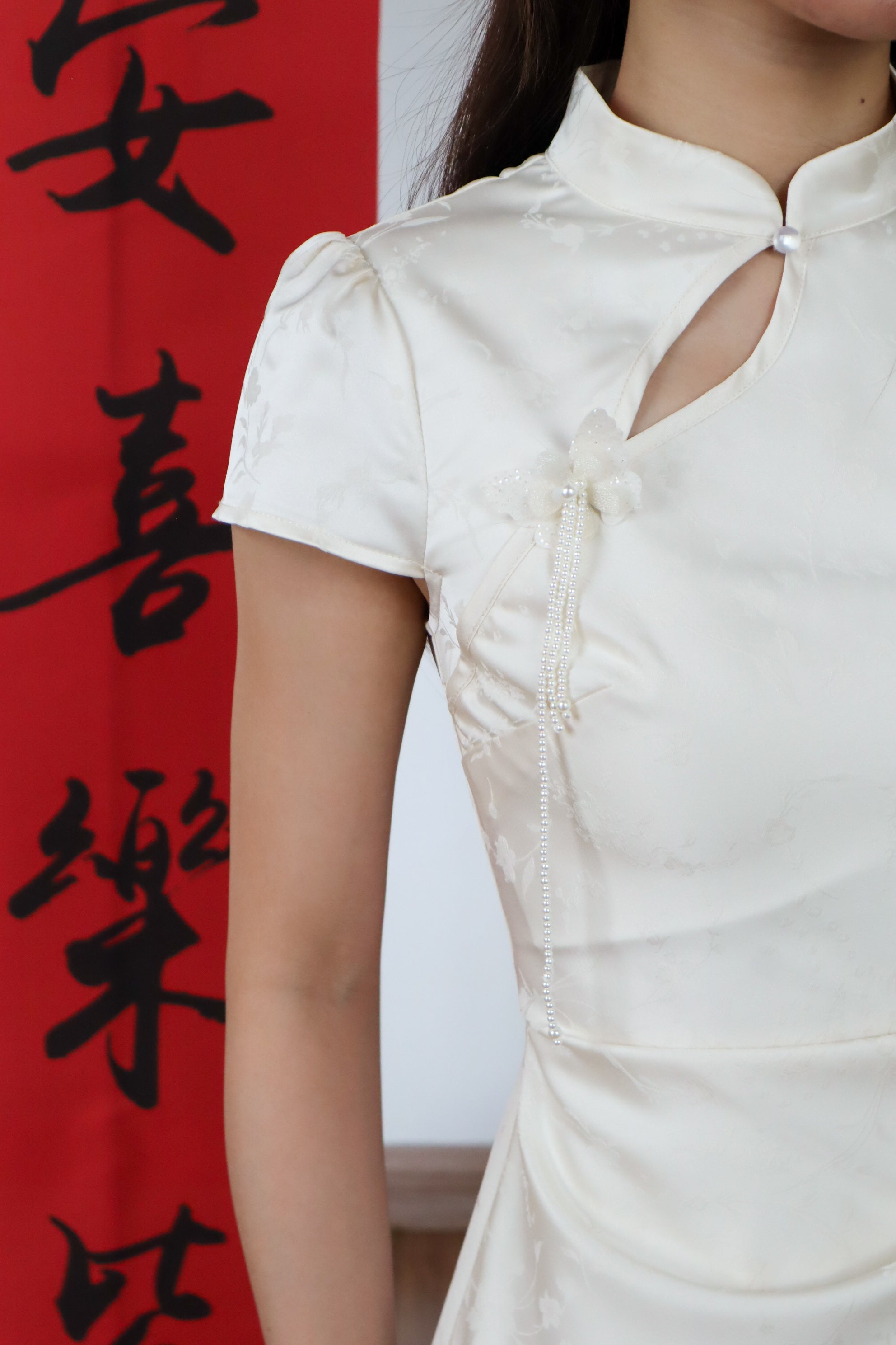 玉兰 Yulan Sleeved Satin Cheongsam (Cream)