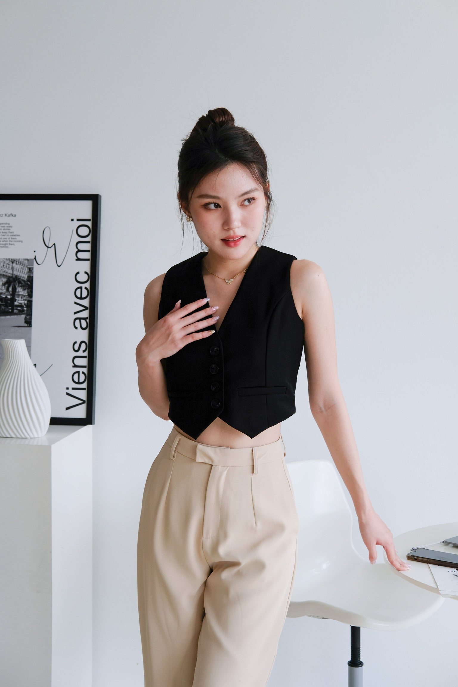 Michie Cropped Vest (Black)