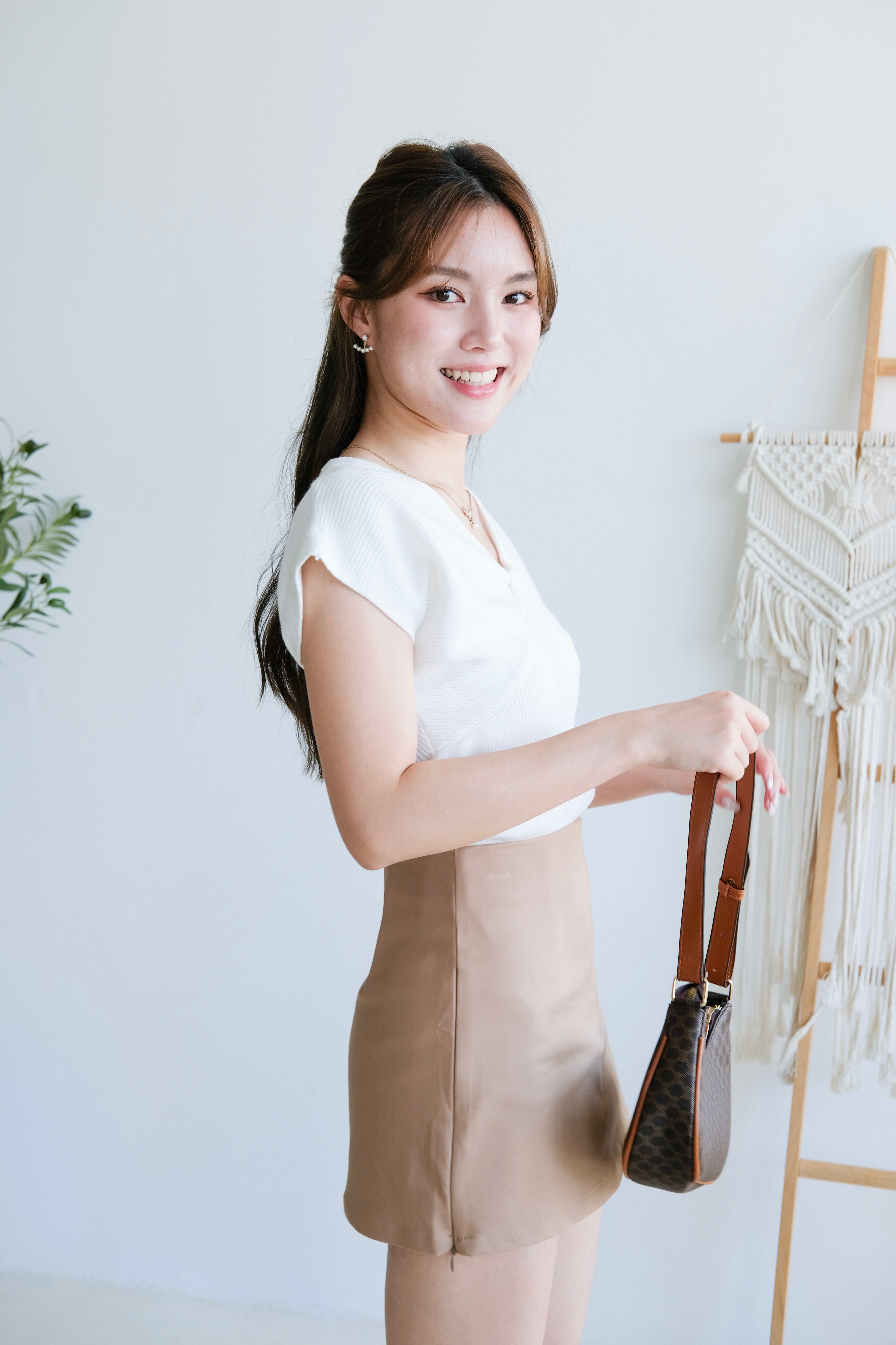 Elvie V Neckline Knit Top (White)