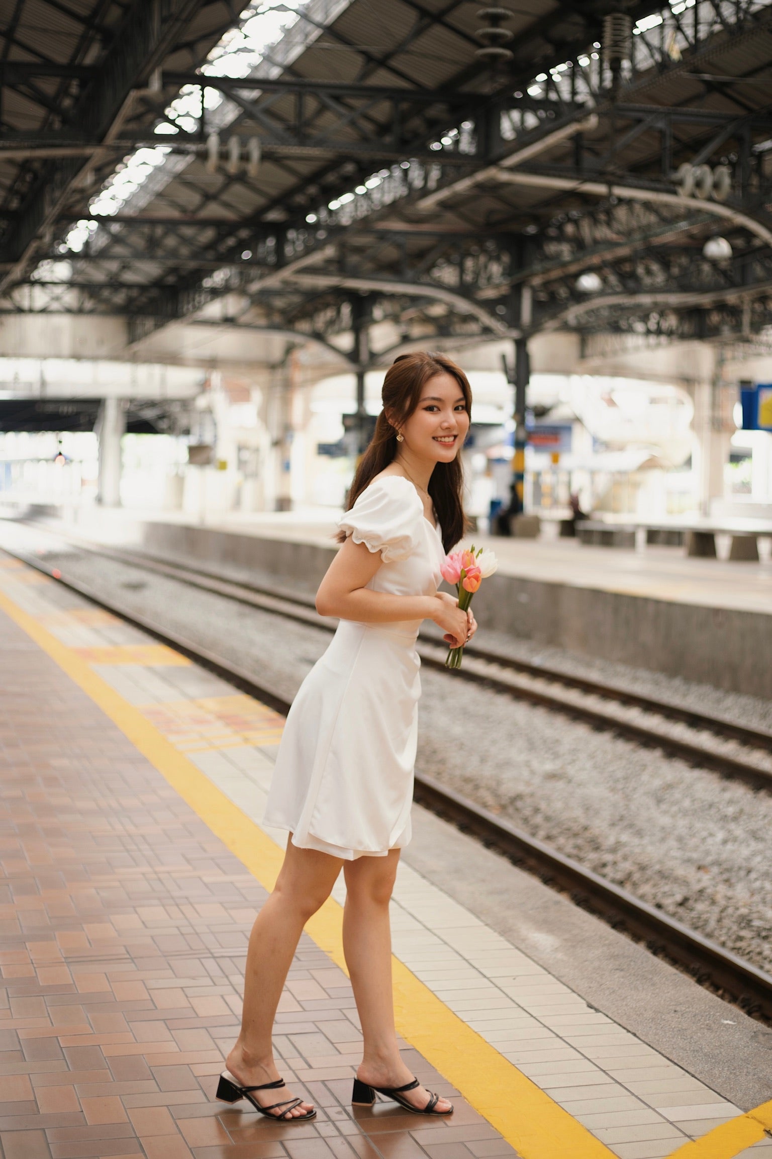 Amely Sweetheart Ruffle Dress (White)